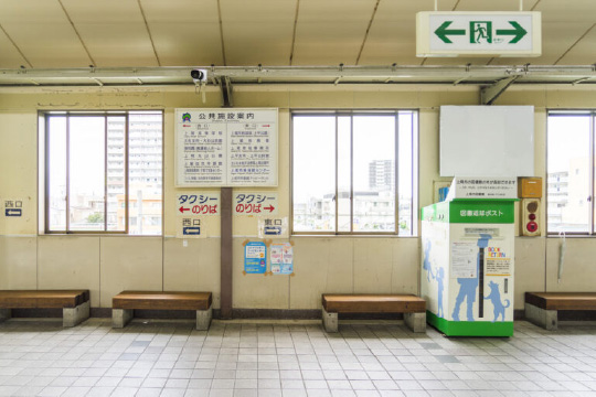 ①改札を出て右側の東口に出ます。