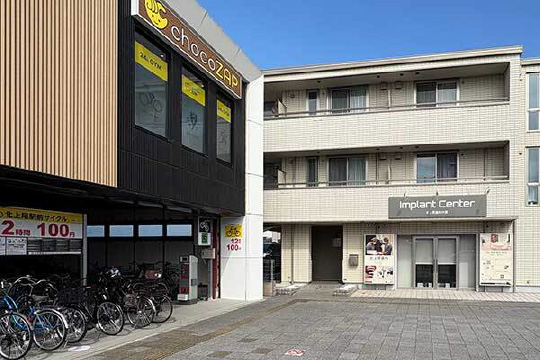 ③駐輪場を左に見ながら道なりに進みます。